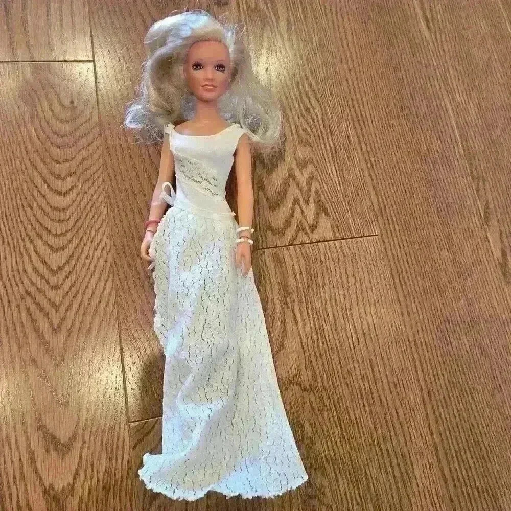 Vintage 1970's Kenner Darci Cover Girl Doll W/Outfits,stand And Portfolio Case